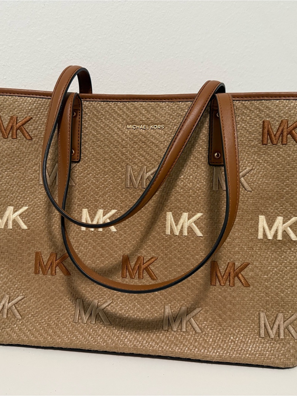 👜 Michael Kors Carter Large Open Tote in Acorn Multi - Picture 4 of 9